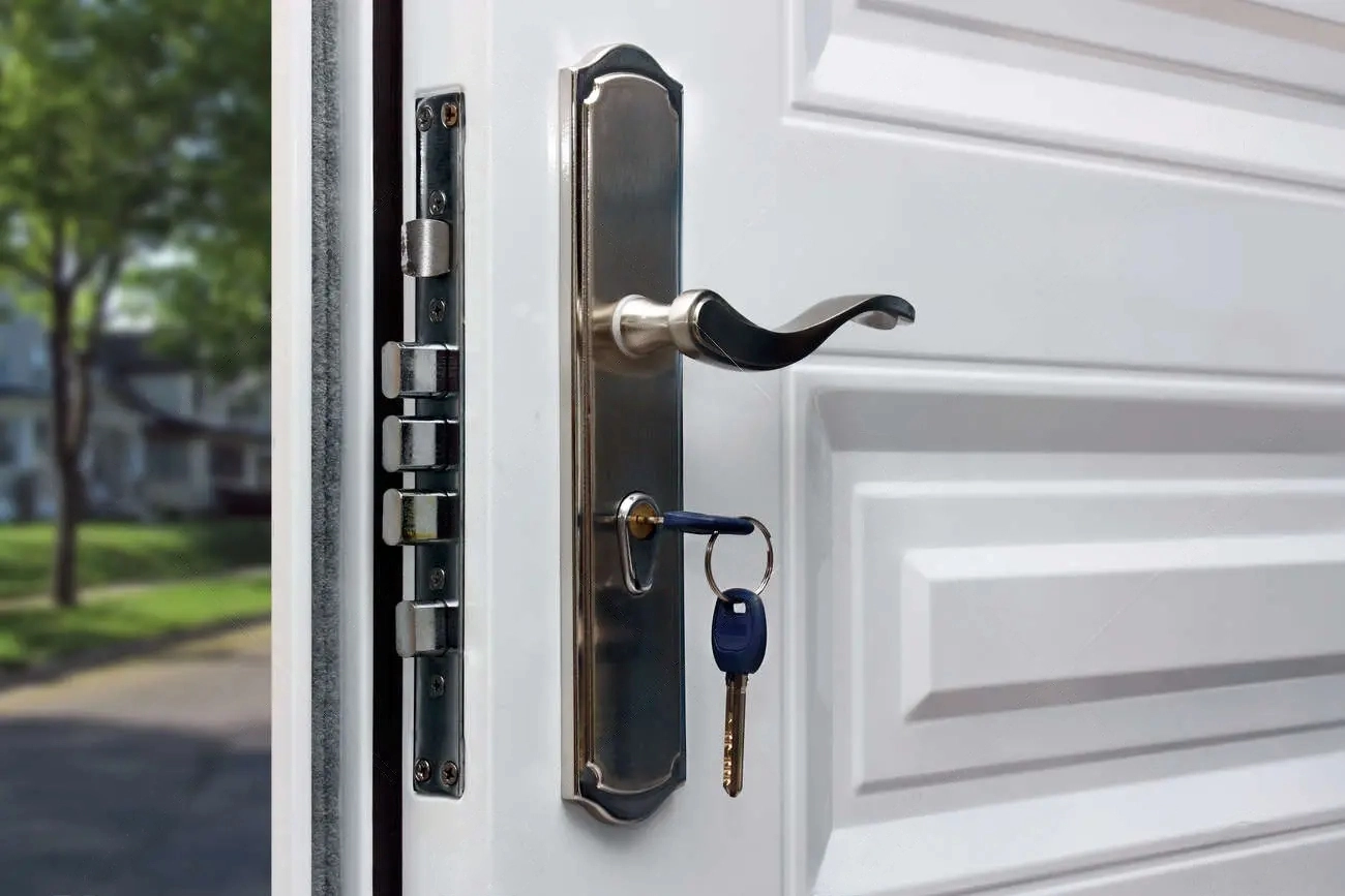 Porte d'entrée avec serrure multipoints et clé